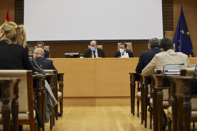 El presidente de la comisión de Agricultura, Pesca y Alimentación del Congreso, Joseba Andoni Agirretxea, en el centro, en una sesión para debatir y votar proposiciones no de ley, entre ellas una sobre la no ratificación del acuerdo de la UE con MERCOSUR
