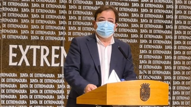 El presidente de la Junta de Extremadura, Guillermo Fernández Vara, en rueda de prensa en Mérida
