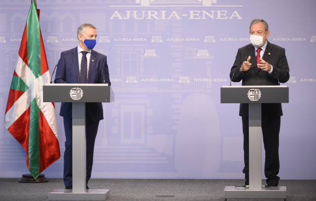 Ueda de prensa posterior al consejo de Gobierno, de consejero de Economía y Hacienda, Pedro Azpiazu, acompañado del lehendakari, Iñigo Urkullu,