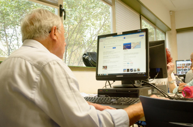 Un hombre mayor de 65 años utilizando un ordenador para conectarse a Internet