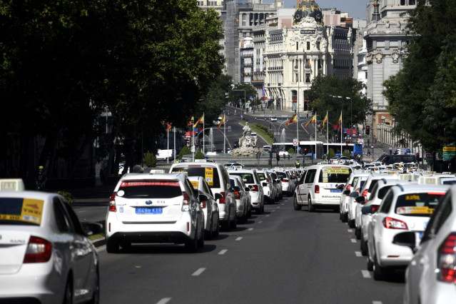 Taxistas permanecen estacionados en vías cercanas a la Puerta de Alcalá durante una macroconcentración de vehículos convocada por la Federación Profesional del Taxi de Madrid y Élite Taxi, en Madrid (España), a 30 de junio de 2020. Las asociaciones del Ta