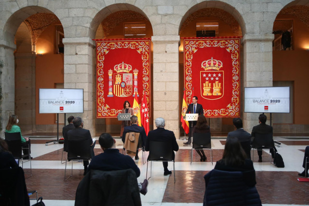 La presidenta de la Comunidad de Madrid, Isabel Díaz Ayuso, acompañada del vicepresidente, Ignacio Aguado, ofrece una rueda de prensa tras mantener el último Consejo de Gobierno del año