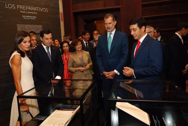 Los Reyes inauguran la exposición 'El viaje más largo'