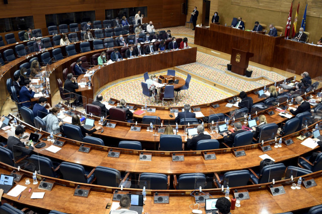 La presidenta de la Comunidad, Isabel Díaz Ayuso, interviene durante una sesión de control al Gobierno en la Asamblea de Madrid (España), a 12 de noviembre de 2020. El Gobierno regional informará este jueves en el Pleno de la Asamblea de Madrid sobre la X