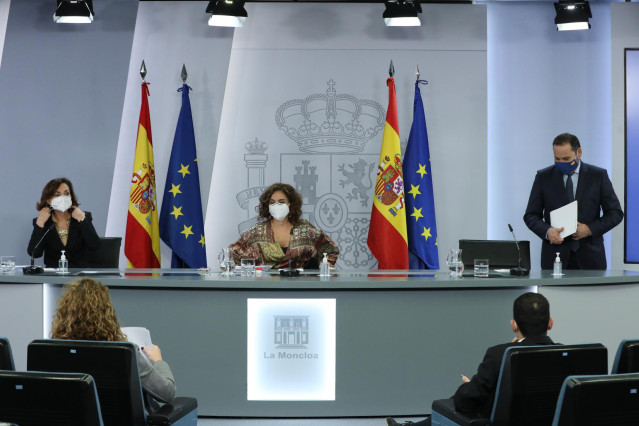La vicepresidenta primera del Gobierno, Carmen Calvo; la ministra portavoz y de Hacienda, María Jesús Montero; y el ministro de Transportes, Movilidad y Agenda Urbana, José Luís Ábalos.