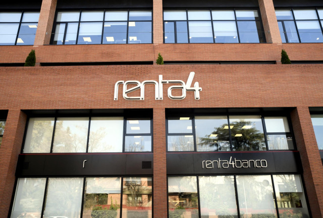 Entrada principal a una de las oficinas de Renta 4 Banco, en Madrid (España) a 28 de febrero de 2020.