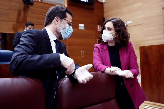 La presidenta de la Comunidad de Madrid, Isabel Díaz Ayuso conversa con el consejero de Hacienda, Javier Fernández-Lasquetty