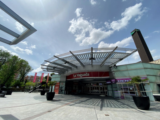 Puerta del centro comercial La Vaguada ubicado en el barrio del Pilar