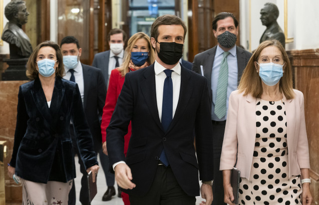 La portavoz del PP en el Congreso, Cuca Gamarra; el presidente del PP, Pablo Casado; y la vicesecretaria de Política Social del PP, Ana Pastor, a su llegada al Congreso. Madrid, a 14 de octubre de 2020.