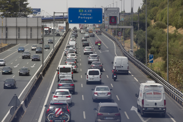 Atasco en la A-49 sentido a Huelva, durante la operación salida de verano en Andalucía. En Sevilla (Andalucía, España), a 31 de julio de 2020.