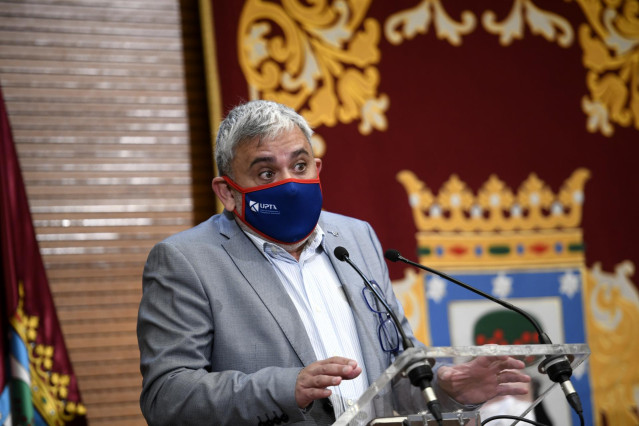 El secretario general de la Unión de Profesionales y Trabajadores Autónomos (UPTA), César García, interviene durante un acto público.
