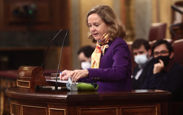 La vicepresidenta Tercera del Gobierno, Nadia Calviño interviene durante una sesión plenaria en el Congreso de los Diputados, en Madrid (España), a 15 de diciembre de 2020. El Pleno del Congreso examina este jueves el decreto ley aprobado por el Consejo d