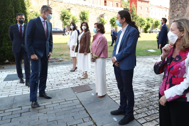 El presidente del Gobierno, Pedro Sánchez (1i), y el Rey Felipe VI (2i), saludan a la presidenta del Senado, Pilar Llop (5i); la presidenta de La Rioja, Concha Andreu (4i); y los vicepresidentes Carmen Calvo (3i), Pablo Iglesias (2i) y Nadia Calviño (1i).