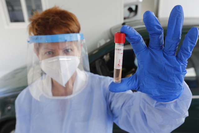 La enfermera Fátima Montero Embil realiza test PCR para la detección del COVID-19 en el 