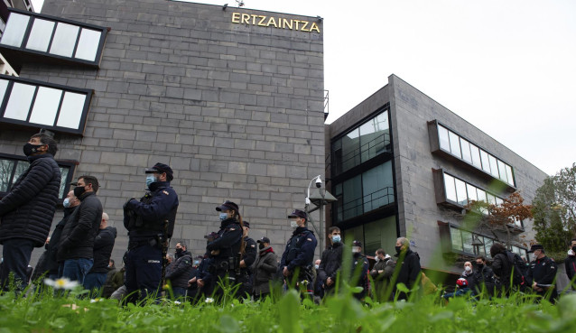 Varias personas participan en una concentración por la muerte de un ertzaina, en San Sebastián, País Vasco (España), a 31 de diciembre de 2020.