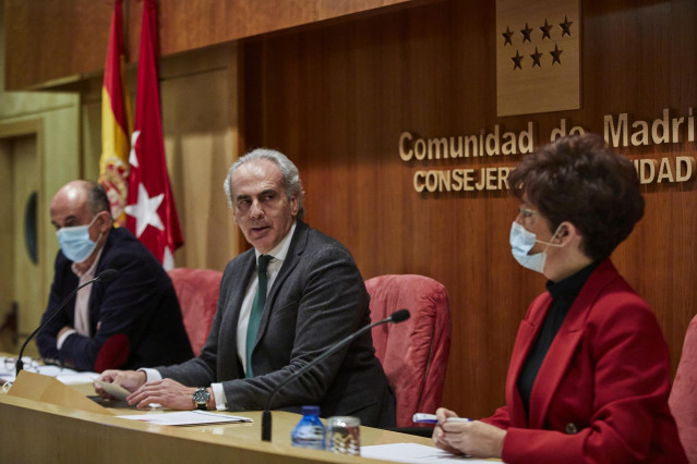 El consejero de Sanidad de la Comunidad de Madrid, Enrique Ruiz Escudero (centro), acompañado del viceconsejero de Salud Pública y Plan COVID-19, Antonio Zapatero (i), y de la directora general de Salud Pública, Elena Andradas (d), durante una rueda de pr