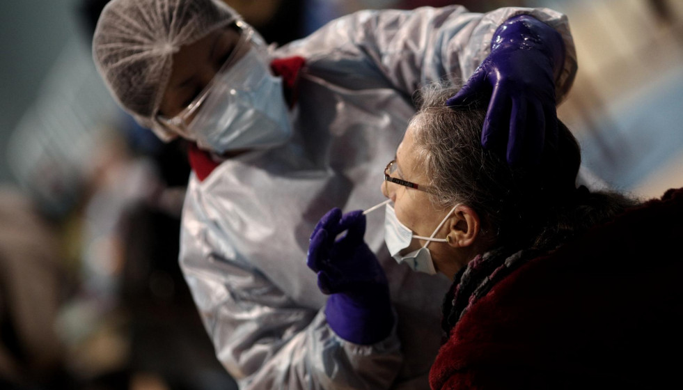 Un sanitario realiza test de antígenos de detección del covid.