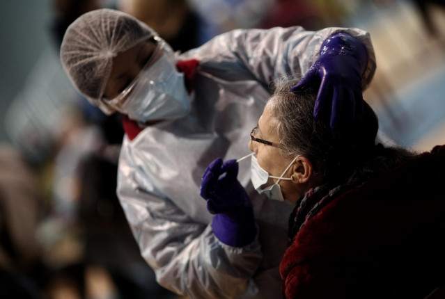 Un sanitario realiza test de antígenos de detección del covid.