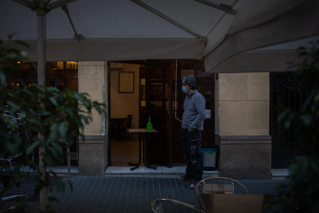 Un hombre en el exterior de un bar en Barcelona, Catalunya (España), a 21 de diciembre de 2020.