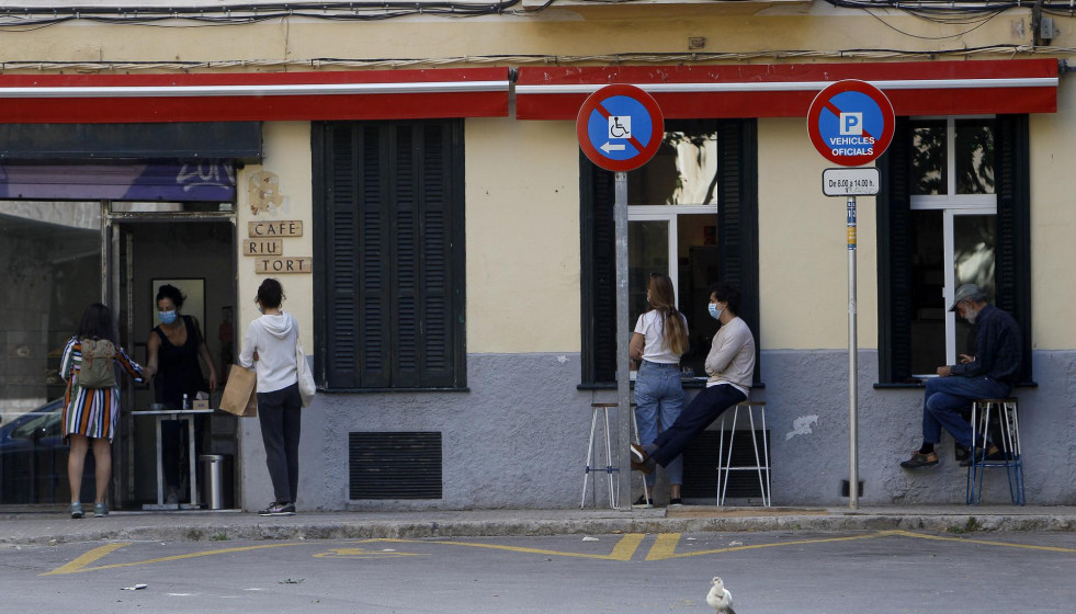 Clientes en la terraza de un café de Palma de Mallorca. La isla, junto con Menorca e Ibiza, inicia este lunes, 11 de mayo, la fase 1 del plan de desescalada que ha elaborado el Gobierno de España.