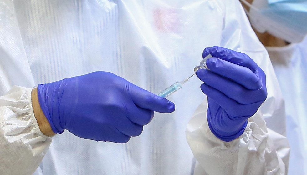 Un sanitario inyecta la vacuna durante el primer día de vacunación contra la Covid-19 en España, en la residencia de mayores Vallecas.