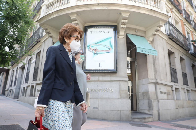 Dos mujeres pasan junto a la entrada de la tienda Tiffany de la calle José Ortega y Gasset, 10 de Madrid.