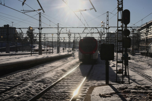 Un tren a su paso en la Estación de Atocha en Madrid (España), a 11 de enero de 2021.