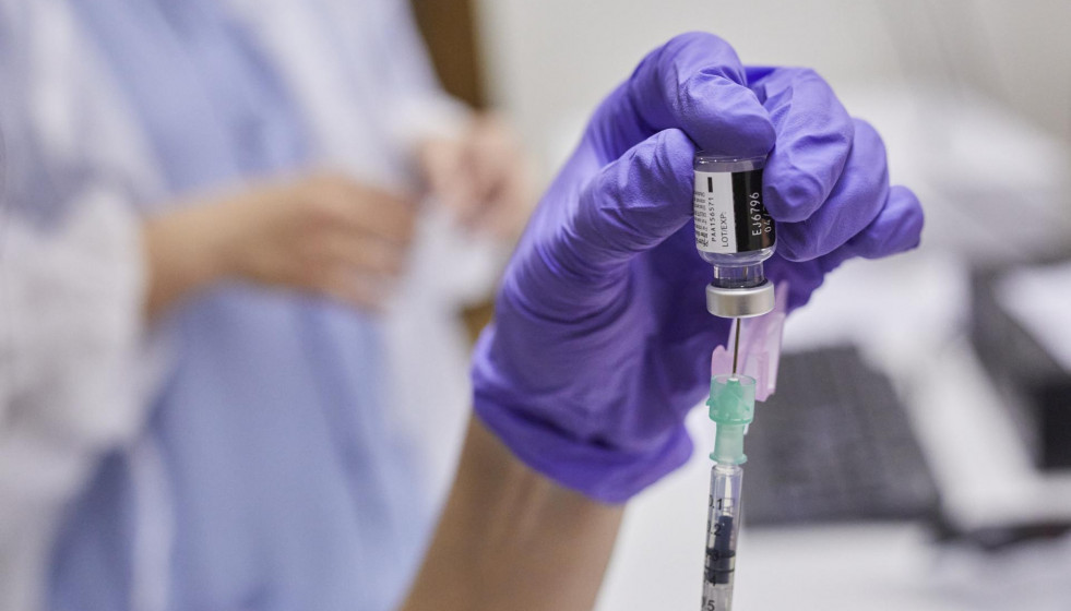 Una enfermera prepara la vacuna para un sanitario contra el coronavirus en el Hospital Gregorio Marañón de Madrid (España), a 11 de enero de 2021. La Comunidad de Madrid continúa este lunes con la