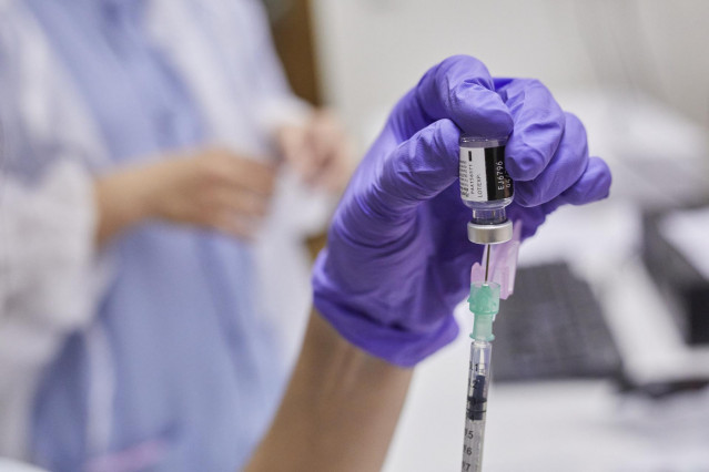 Una enfermera prepara la vacuna para un sanitario contra el coronavirus en el Hospital Gregorio Marañón de Madrid (España), a 11 de enero de 2021. La Comunidad de Madrid continúa este lunes con la vacunación contra la covid-19 de los profesionales sanitar