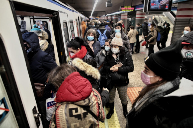 Viajeros en un andén de metro lleno de gente a su paso por la estación de Atocha Renfe, en Madrid (España), a 11 de enero de 2021. A, en Madrid (España), a 11 de enero de 2021. Adif restableció ayer la circulación, interrumpida a causa del temporal de int