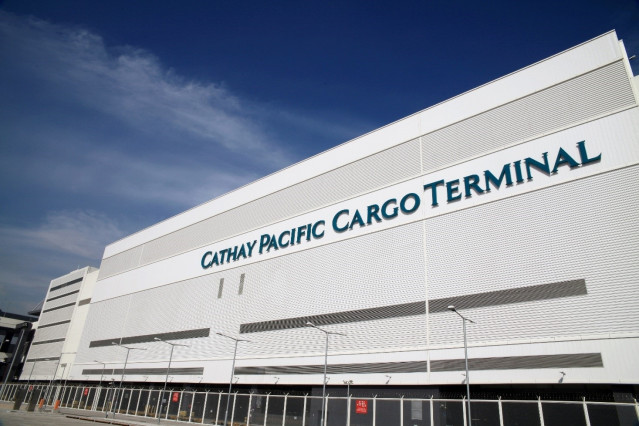 Terminal de carga de Cathay Pacifici en el aeropuerto internacional de Hong Kong.