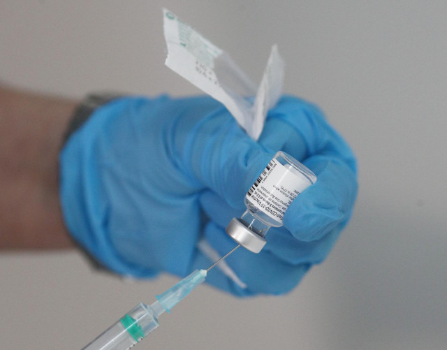 Un enfermero prepara una vacuna antes de inyectársela a un trabajador sanitario en las instalaciones del Hospital Enfermera Isabel Zendal, en Madrid, (España), a 12 de enero de 2021. Hoy es el tercer día que se están administrando vacunas en este hospital