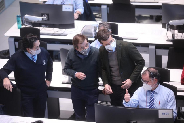 El alcalde de Madrid y portavoz del PP nacional, José Luis Martínez-Almeida, y el presidente del PP, Pablo Casado, en el centro de control de la EMT.