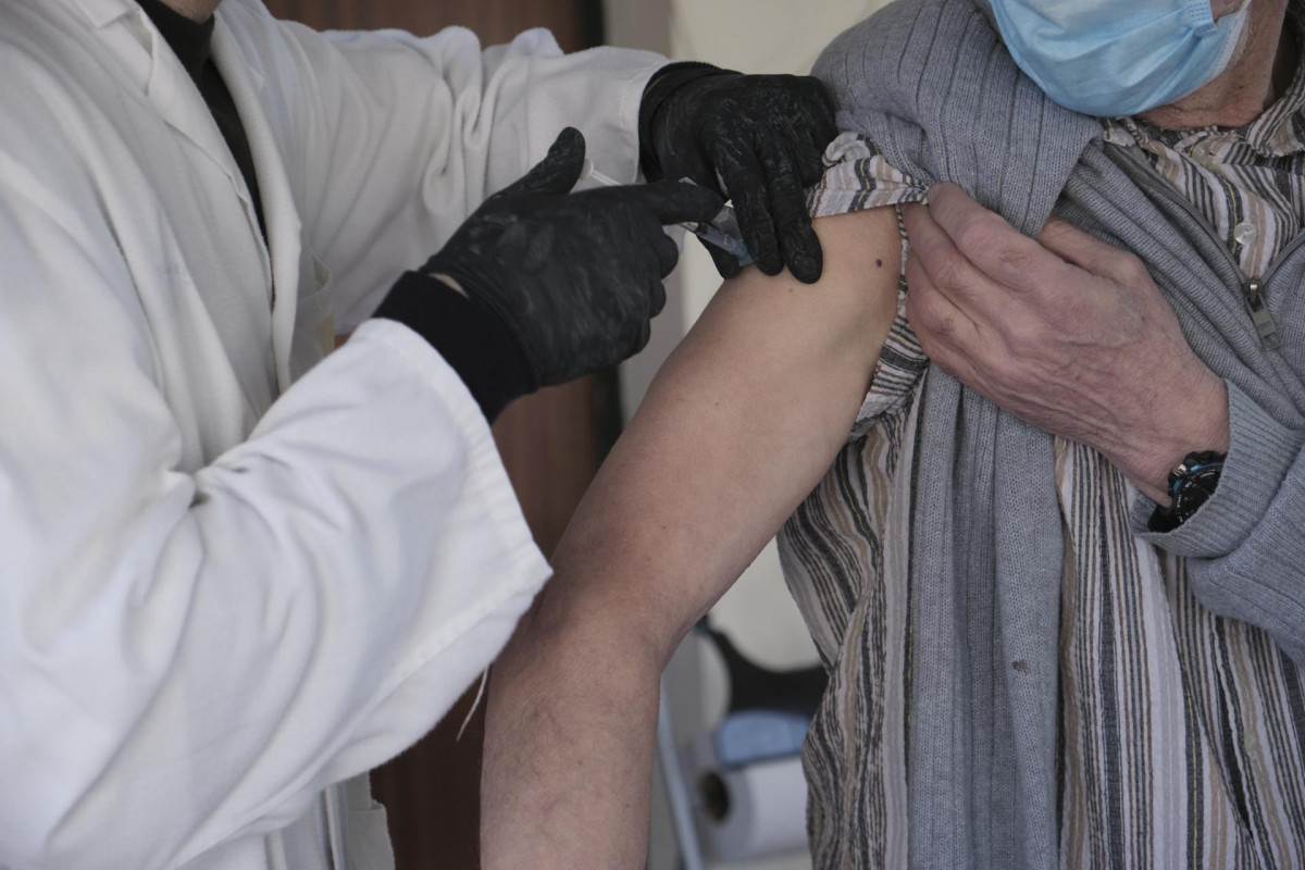 Un treballador sanitari injecta una de les primeres vacunes de Pfizer-BioNTech contra la Covid-19 a un dels usuaris de l'Habitatge Tutelat per a persones discapacitades de Camp de Criptana, al Centre Ocupacional Rogelio Sánchez Ruiz, Camp de Crip