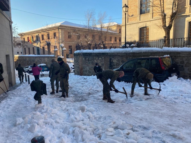 Militares del Ejército retirando nieve en Toledo