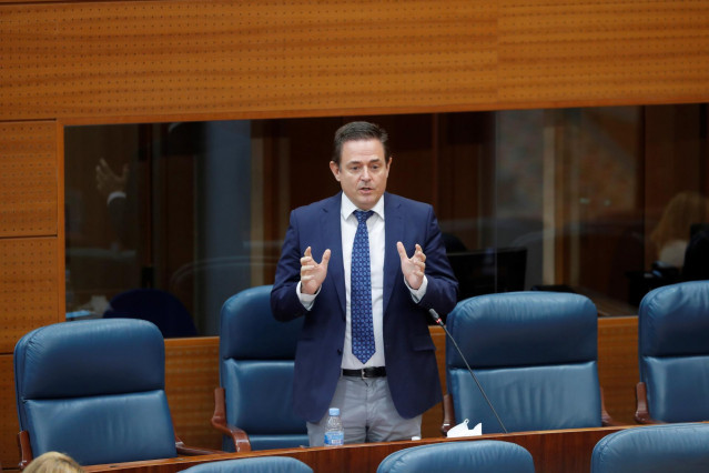 El diputado de Vox Jaime María de Berenguer, durante su intervención en el pleno celebrado este jueves en la Asamblea de Madrid, en Madrid (España), a 28 de mayo de 2020.