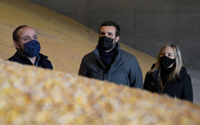 El líder del PP, Pablo Casado, visita las instalaciones de Comercial ALECA, acompañado por el presidente del PP catalán, Alejandro Fernández. En Lleida, a 7 de enero de 2021.