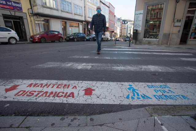 Una persona cruza un paso de cebra el mismo día de la entrada en vigor de nuevas restricciones impuestas por la crisis del Covid-19 en el municipio de Vilalba, Lugo, (España), a 21 de noviembre de 2020. Entre las medidas, además del cierre perimetral, se