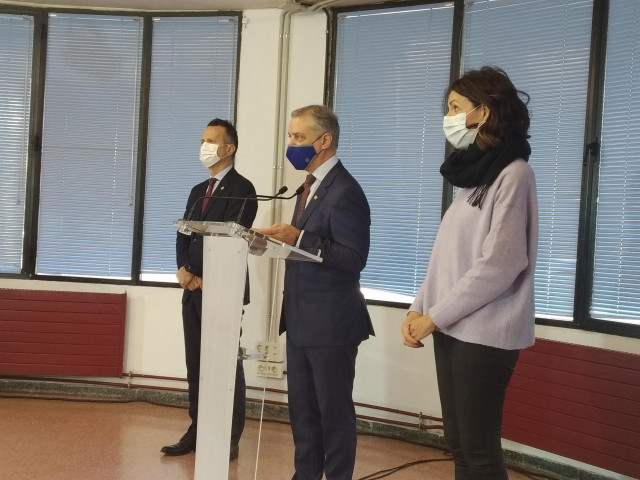 El Lehendakari, Iñigo Urkullu, durante su viista al instituto Botikazar de Bilbao