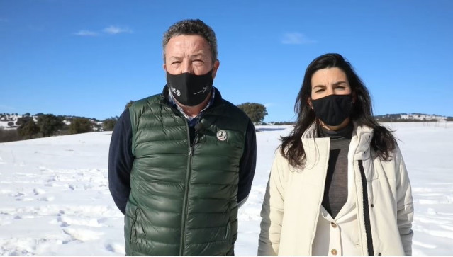 La portavoz de Vox en la Asamblea, Rocío Monasterio, junto con el diputado de Vox Íñigo Henríquez de Luna, ha visitado el municipio de Colmenar Viejo, donde han visto los daños que ha provocado el temporal en las explotaciones ganaderas.