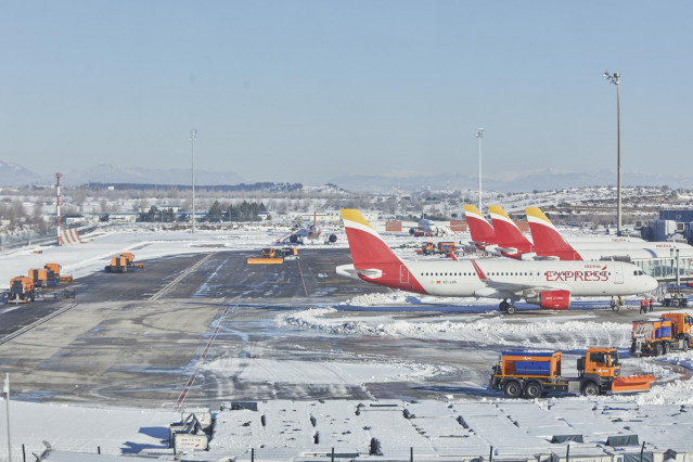 Varias excavadoras trabajan para retirar la nieve y el hielo de la pista del aeropuerto Madrid-Barajas Adolfo Suárez, en Madrid (España), a 12 de enero de 2021