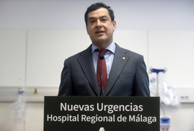 El presidente de la Junta de Andalucía, Juanma Moreno (c); inaugura la nueva planta de urgencias del Hospital Regional Carlos Haya y visita las obras de la UCI y la nueva zona de vacunación. (Foto de archivo).
