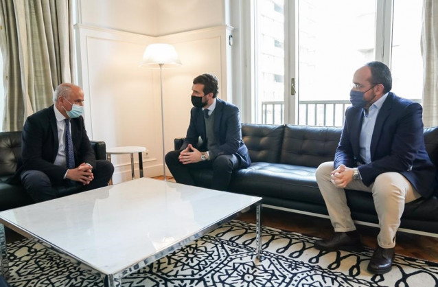 El presidente del PP, Pablo Casado, junto al presidente del PP catalán, Alejandro Fernández, tras reunirse con el presidente de la Cámara de Comercio de Girona. En Girona, a 14 de enero de 2021.