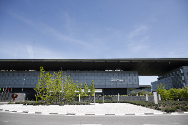 Vista exterior del edificio de la sede de Telefónica, situado en la Ronda de la Comunicación de Madrid.