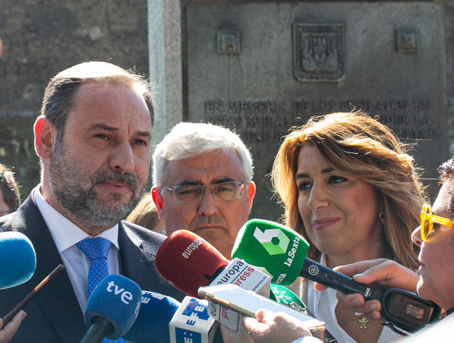 La secretaria general del PSOE-A, Susana Díaz y el ministro de Fomento en funciones, José Luis Ábalos, en una foto de archivo en octubre de 2019