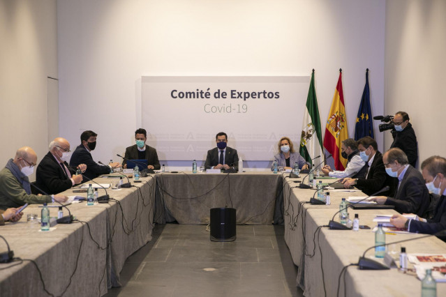 El presidente de la Junta de Andalucía, Juanma Moreno, en la última reunión del comité de expertos, el pasado 8 de enero.