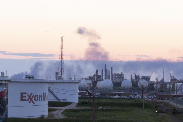 March 19, 2019 - Deer Park, Texas, United States: Exxon Mobil Corp.'s Baytown, Texas, refinery, the nation's third largest, fought a furnace fire while nearby petrochemical tanks at Deer Park's Intercontinental Terminals Company remained ablaze for the th