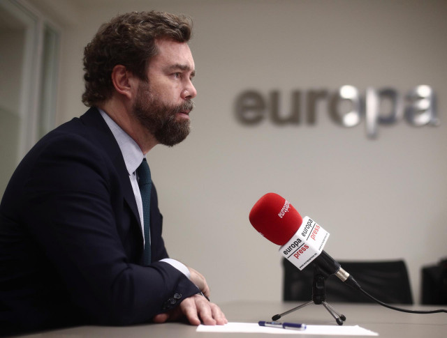El portavoz de Vox en el Congreso, Iván Espinosa de los Monteros, responde durante una entrevista para Europa Press