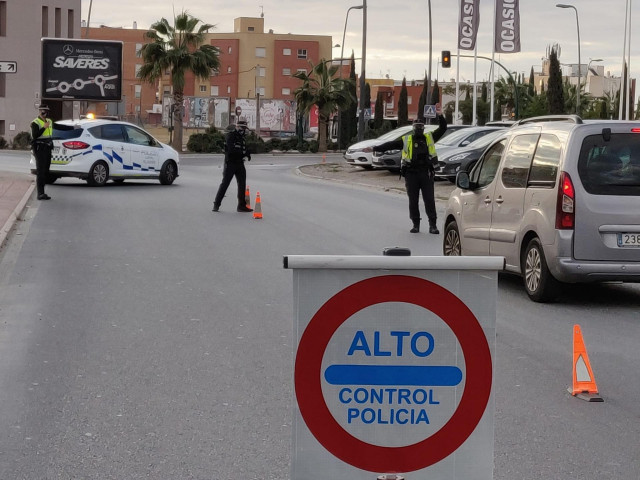 Control de la Policía Local para garantizar el confinamiento perimetral en Almería