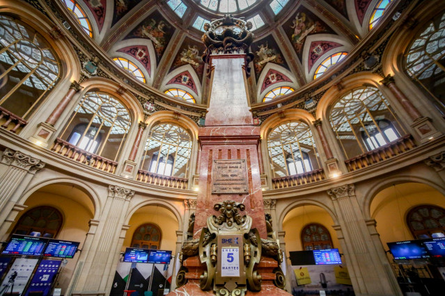 El interior de la Bolsa de Madrid (España), a 5 de enero de 2021. El Ibex 35 cedía un 0,32% en la media sesión de este martes, en la que se colocaba en los 8.072,9 puntos, en un contexto marcado por el avance del Covid-19 y su impacto económico, la campañ
